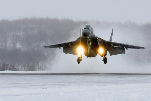 지난달 10일 러시아 북부함대의 MiG-29 전투기가 바렌츠해와 콜라 반도 상공에서 훈련 비행을 수행하고 있는 모습. 타스연합뉴스