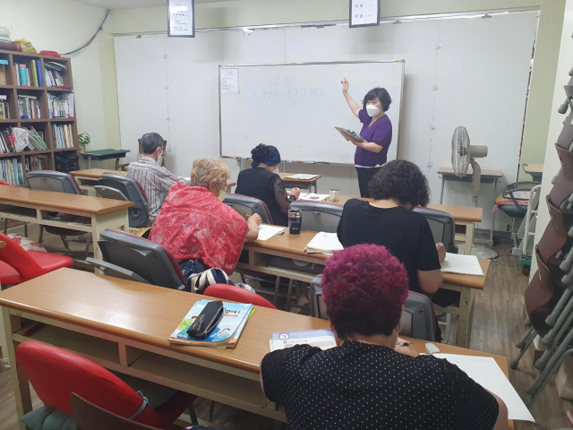 성남지역 성인 문해교육기관인 창세학교에서 한글 공부 중인 시민모습. /사진제공=성남시