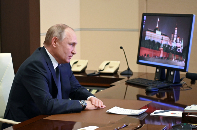 블라디미르 푸틴 러시아 대통령이 지난 3일(현지시간) 모스크바 외곽의 노보-오가료보 관저에서 화상을 통해 국가안보회의를 주재하고 있다. /로이터 연합뉴스