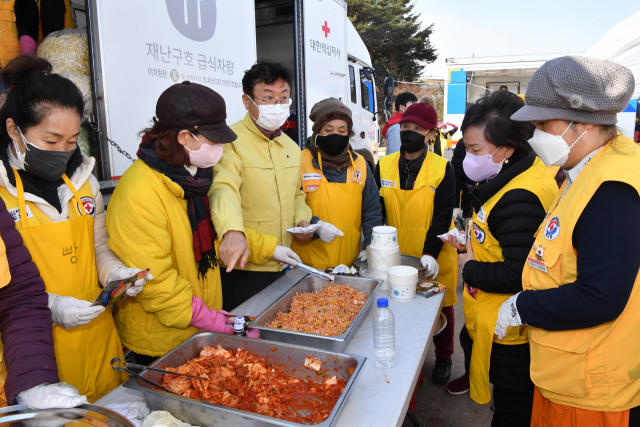 이철우 경북지사가 6일 울진 산불 자원봉사자를 찾아 격려하고 있다./사진제공=경북도