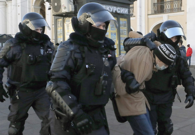러시아 상트페테르부르크에서 우크라이나 침공에 반대하는 시위에 참여한 남성이 6일(현지시간) 경찰에 연행되고 있다./ EPA 연합뉴스