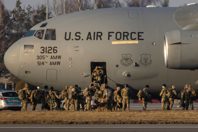 추가 파견 병력 싣고 폴란드 공항 도착한 미군 수송기. 이 사진은 기사와 직접적인 관련이 없습니다. /연합뉴스