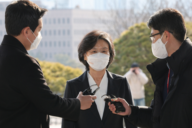 노정희 중앙선거관리위원장이 7일 경기도 과천시 중앙선거관리위원회로 출근하고 있다. /연합뉴스