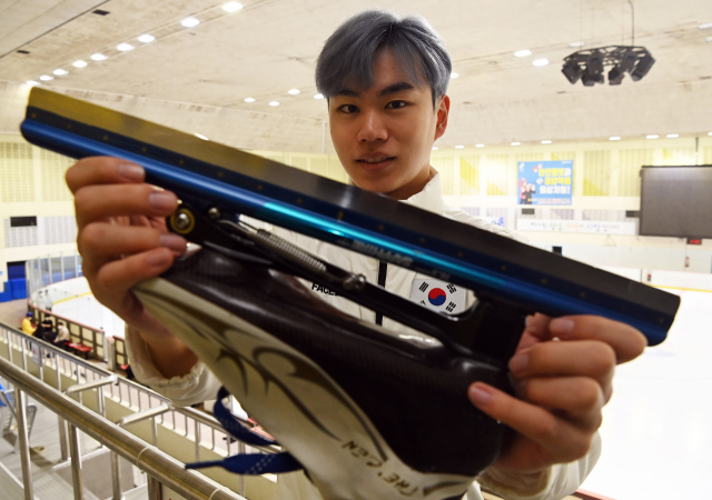 김민석이 자신의 스케이트화를 들고 포즈를 취하고 있다. “베이징 올림픽 트랙을 달린 바로 그 스케이트, 그 스케이트 날”이라고 했다. 성남=오승현 기자