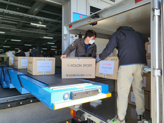 코오롱 관계자들이 코오롱스포츠의 긴급구호물품을 차량에 싣고있다./사진 제공=코오롱