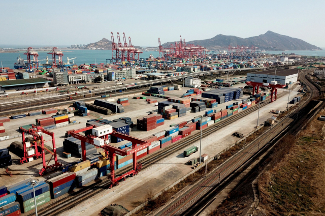 중국 장쑤성 동부 롄윈강의 한 항구에 7일 컨테이너가 쌓여 있다. AFP연합.