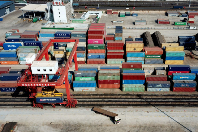 중국 장쑤성 동부 롄윈강의 한 항구에 7일 컨테이너가 쌓여 있다. AFP연합.