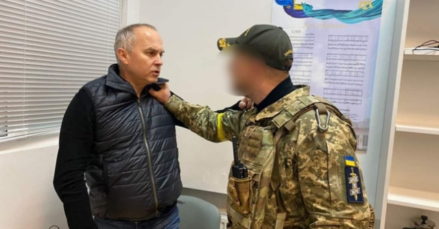 군부대를 촬영하고 총을 쏘는 등 반역 혐의로 구금된 네스토르 슈프리치 의원(왼쪽)의 사진이 공개됐다. /트위터 캡처