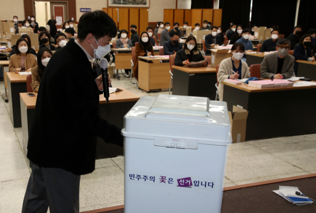 7일 오전 광주 북구청 회의실에서 동행정복지센터 투표관리관들이 투표소 운영 방법과 투표용지 검수 등 직무교육을 받고 있다. /연합뉴스