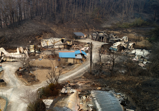 7일 경북 울진군 북면 소곡리 마을 집들이 산불에 타서 무너져 있다. 울진=연합뉴스
