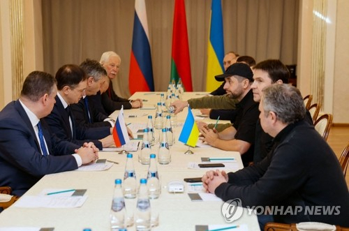 블라디미르 메딘스키 대통령 보좌관(왼쪽에서 2번째)가 이끄는 러시아 대표단과 미하일로 포돌랴크 대통령실 고문(오른쪽에서 2번째)이 이끄는 우크라이나 대표단이 지난달 28일(현지시간) 벨라루스 호멜주에서 협상을 벌이고 있다.연합뉴스
