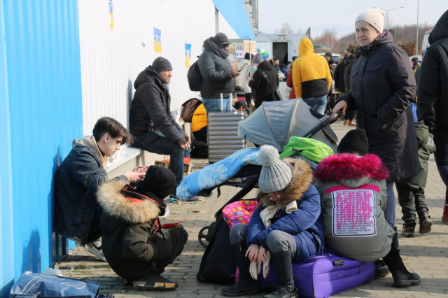 임시 수용시설 앞에서 대기하는 우크라이나 피란민/연합뉴스