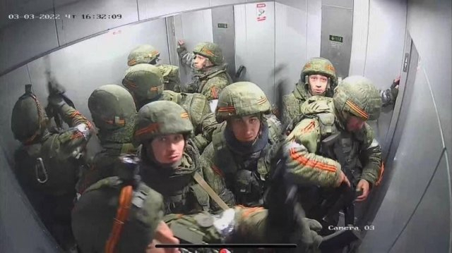 우크라이나 모처에 위치한 건물에 들어갔다가 엘리베이터에 갇힌 러시아군의 모습이 공개됐다. /비셰그라드24 캡처