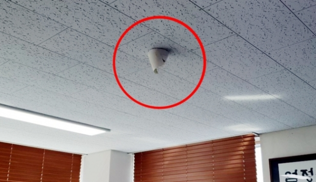 경기도 부천시선거관리위원회 사무국장실 천장에 설치된 CCTV가 종이에 가려져 있다. /사진제공=곽내경 부천시의회 국민의힘 의원