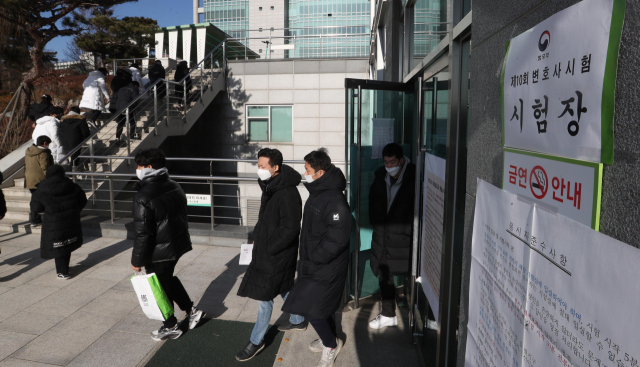 제10회 변호사시험 응시생들이 시험장을 나서고 있다. 이 사진은 기사와 직접적인 관련이 없습니다. /서울경제DB