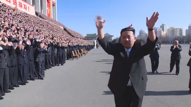 김정은 북한 국무위원장이 지난 2일 제2차 초급당비서대회 참가자들의 박수를 받으며 이동하고 있다./연합뉴스