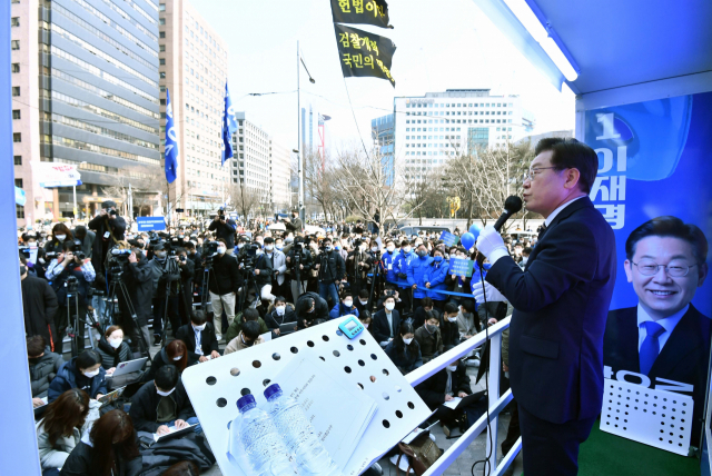 이재명 더불어민주당 대선 후보가 지난 8일 서울 영등포구 여의도우체국 앞에서 시민들에게 지지를 호소하고 있다. / 성형주 기자