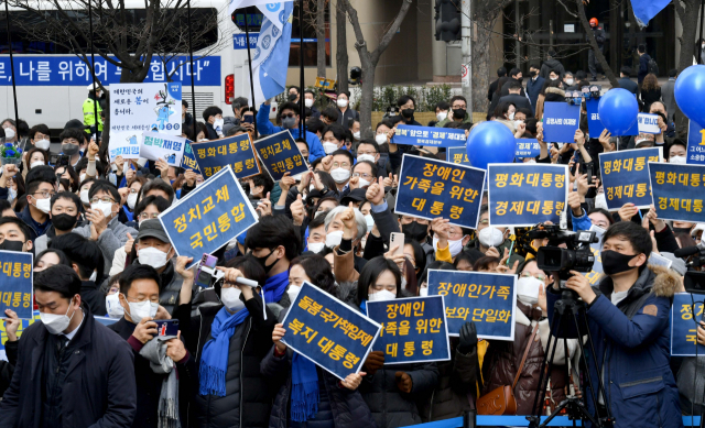 8일 서울 영등포구 여의도우체국 앞에서 시민들이 모여 이재명 더불어민주당 대선 후보의 현장 연설을 듣고 있다. / 성형주 기자