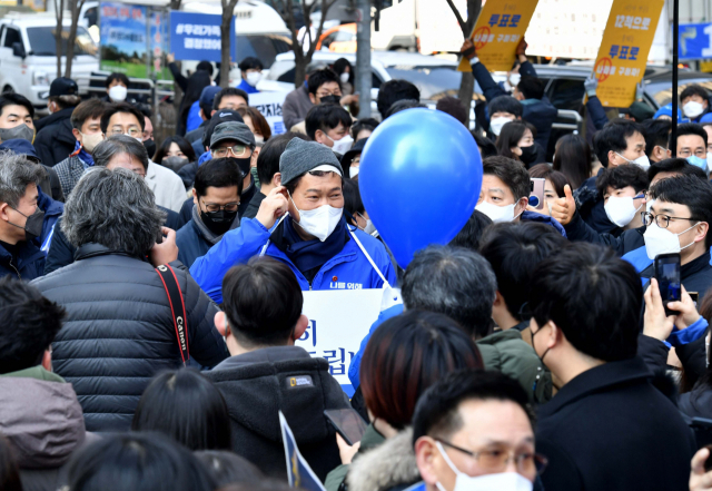 송영길 더불어민주당 대표가 8일 서울 영등포구 여의도역 5번 출구에서 머리에 붕대를 감은 채 시민들을 만나 이재명 민주당 대선 후보를 지지해 달라고 당부하고 있다. / 성형주 기자