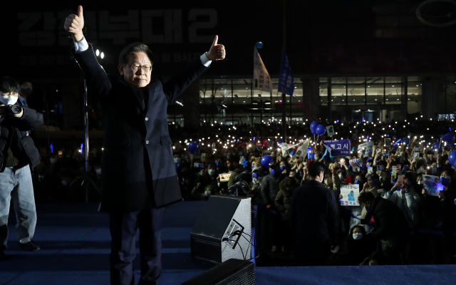 이재명 더불어민주당 대선 후보가 8일 저녁 서울 중구 청계광장에서 열린 집중 유세에서 지지자와 시민들에게 인사하고 있다. 국회사진기자단