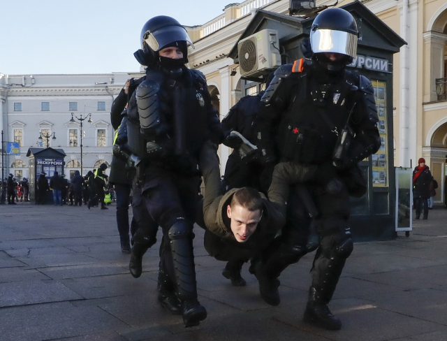 우크라 침공 항의 시위대 연행하는 러시아 경찰. 이 사진은 기사와 직접적인 관련이 없습니다. /EPA 연합뉴스