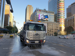 서울 광화문광장에서 종로구 차량이 물청소를 하고 있다. 사진 제공=종로구