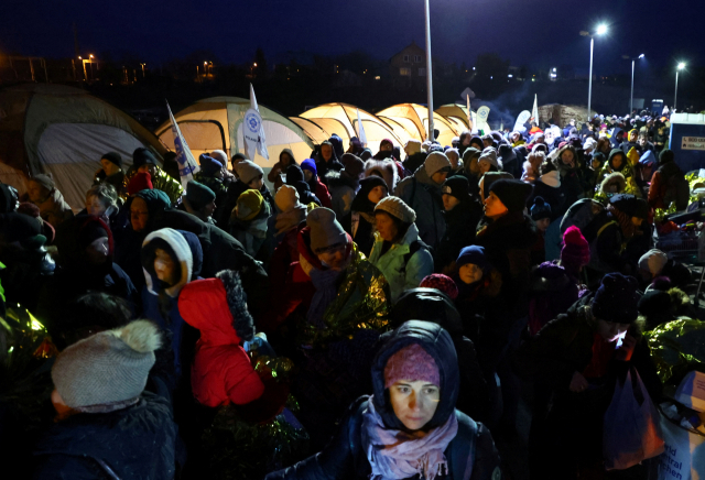7일(현지시간) 폴란드 메디카에 있는 한 검문소가 국경을 넘어와 버스를 기다리는 우크라이나 피란민들로 북새통을 이루고 있다. 유엔난민기구(UNHCR)에 따르면 러시아군의 침공을 피해 우크라이나를 떠난 난민은 전날 현재 173만5000여 명이며 이 중 100만 명 이상이 폴란드로 피란한 것으로 집계됐다. /연합뉴스