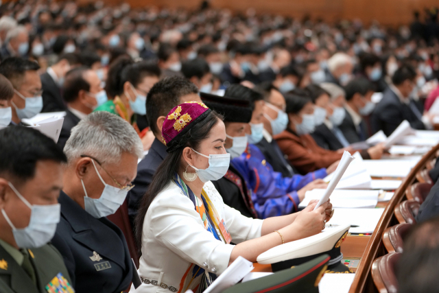 제13기 전국인민대표대회(전인대) 대의원들이 8일 중국 베이징 인민대회당에서 열린 전인대 제5기 제2차 전체회의에 참석하고 있다. 신화연합.