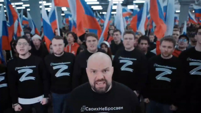 러시아 청년들이 Z 티셔츠를 입고 우크라이나 침공과 푸틴에 대한 지지를 외치고 있다. / 트위터 캡처