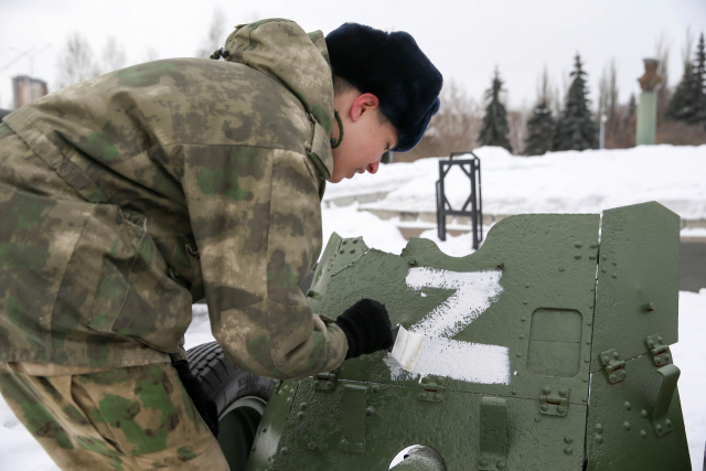 러시아 군인이 우크라이나의 특수 군사작전에 참여하기 위해 장비에 Z표식을 하고 있다. /연합뉴스