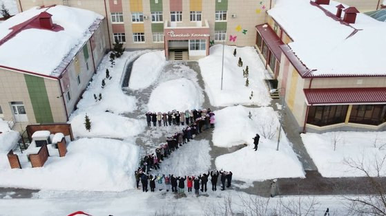 러시아 카잔의 한 병원 앞에서 불치병에 걸린 아이들과 호스피스 직원들이 'Z' 모양으로 줄을 서고 있다. /트위터 캡처