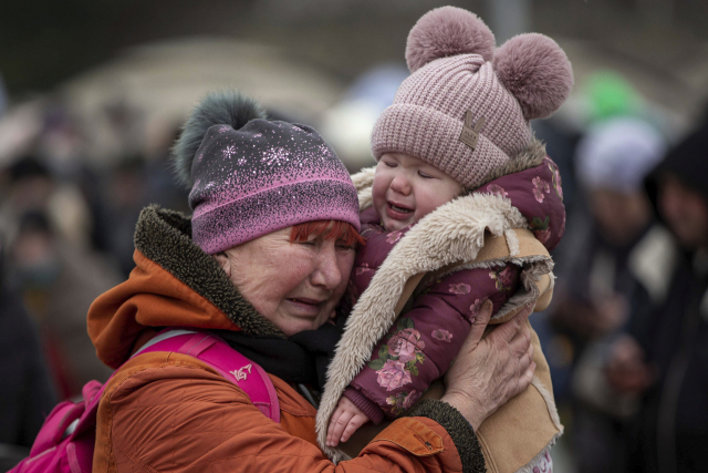 우크라이나의 한 피란민 할머니가 7일(현지시간) 폴란드의 국경 도시 메디카에 도착한 뒤 손녀로 보이는 아이를 안고 서러움의 눈물을 흘리고 있다. AP연합뉴스