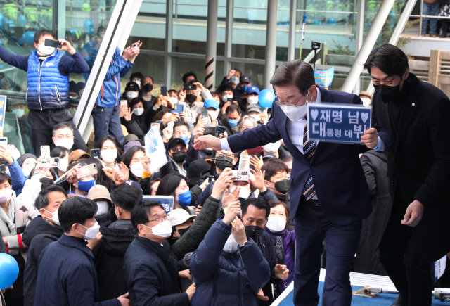이재명 더불어민주당 대선 후보가 8일 경기 파주시 야당역에서 지지자들의 응원을 받고 있다. / 연합뉴스