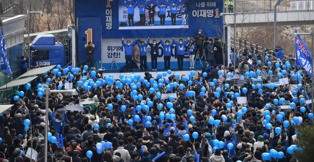 8일 경기 파주시 야당역 앞에 모인 지지자들이 이재명 더불어민주당 대선 후보를 보며 환호하고 있다. / 연합뉴스