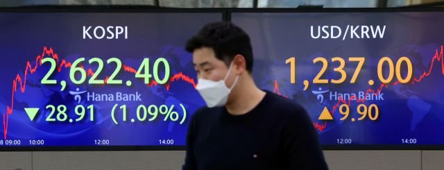 8일 오후 서울 중구 하나은행 본점 딜링룸 전광판. /연합뉴스