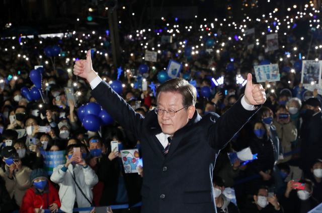 이재명 더불어민주당 대선 후보가 8일 광화문 청계광장에서 지지자들을 배경으로 기념사진을 촬영하고 있다. / 연합뉴스