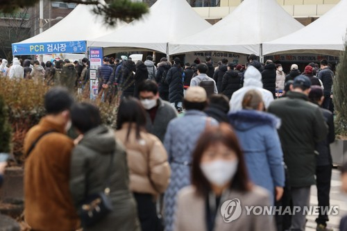 8일 오전 서울 송파구 임시선별검사소에서 피검자들이 줄을 서 있다. 연합뉴스