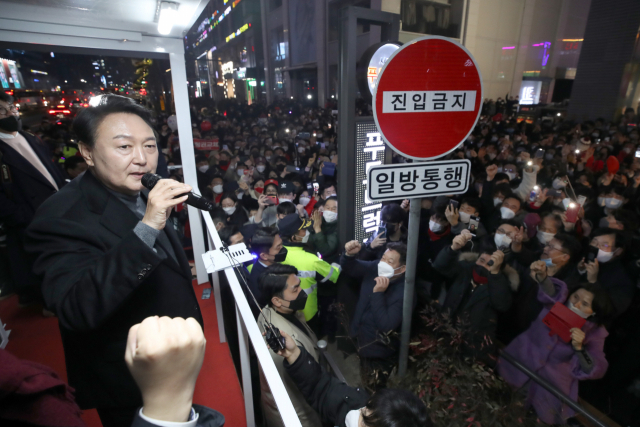 윤석열 국민의힘 대선 후보가 8일 서울 강남역 인근에서 지지를 호소하고 있다./성형주 기자