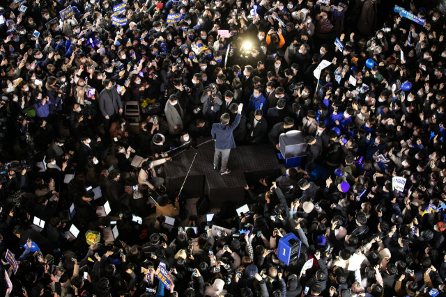 공식 선거운동 마지막 날인 8일 저녁 더불어민주당 이재명 대선후보가 서울 마포구 홍대 걷고싶은거리를 찾아 마지막 유세를 펼치며 지지자들과 인사를 나누고 있다./성형주 기자