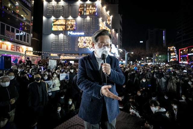 이재명 더불어민주당 대선 후보가 공식 선거운동 마지막 날인 8일 서울 마포구 홍대 걷고싶은거리를 찾아 마지막 유세를 펼치며 지지자들과 인사를 나누고 있다. /성형주 기자
