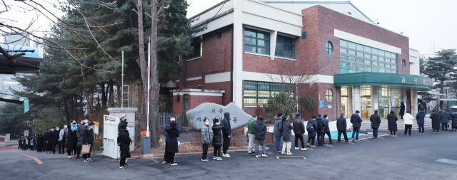 20대 대통령선거일인 9일 오전 서울 강남구 삼성2동 제3투표소(언주중학교)에서 유권자들이 투표 차례를 기다리며 줄을 서고 있다. /연합뉴스