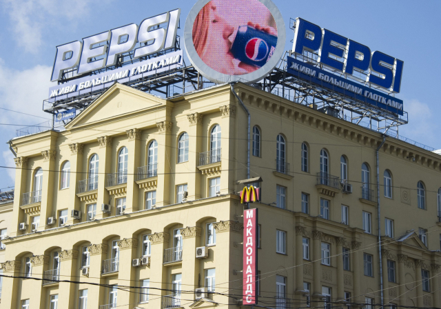 펩시의 광고가 모스크바에 위치한 한 맥도날드 점포의 표지판 위에 놓여 있다./AFP 연합뉴스
