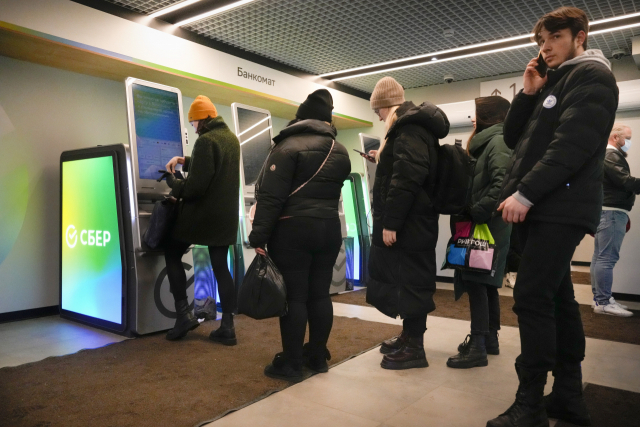 러시아 시민들이 지난달 25일 현금을 인출하기 위해 현금인출기(ATM) 앞에 줄을 서 있다. AP연합뉴스