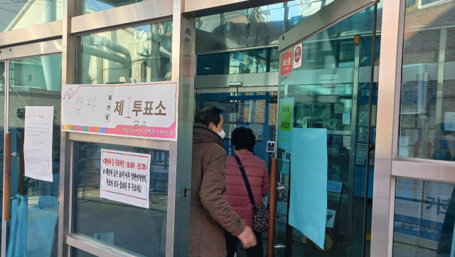 제20대 대선이 치러지는 9일 오전 노부부 한쌍이 서울 용산구 청파동 제1투표소로 들어가고 있다. 이건율 기자