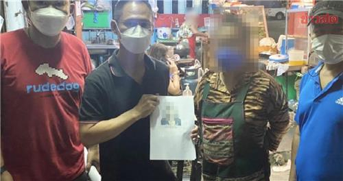 방콕에서 인신매매 혐의로 체포된 노점상. /카오솟 캡처