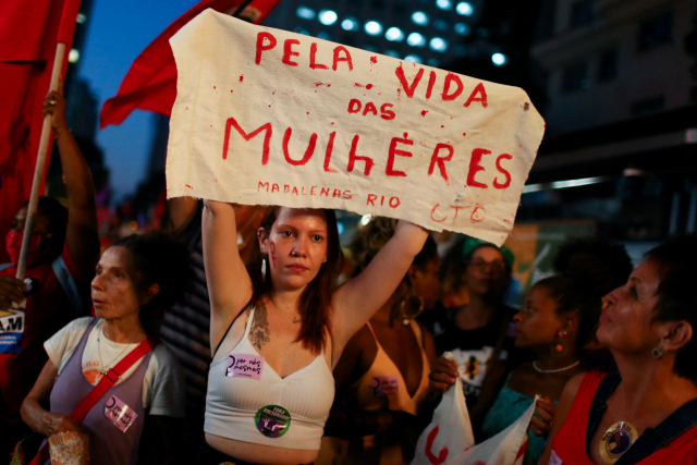세계 여성의 날인 8일(현지시간) 브라질의 리우데자네이루에서 시위에 나선 여성 인권 운동가들이 노마스크로 행진하고 있다. 로이터연합뉴스