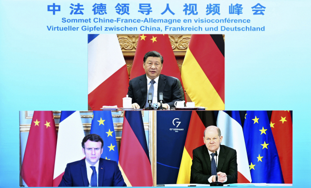 시진핑(위쪽) 중국 국가주석이 8일 에마뉘엘 마크롱 프랑스 대통령, 올라프 숄츠 독일 총리와 화상 정상회담을 진행 중이다. /AP연합뉴스 I
