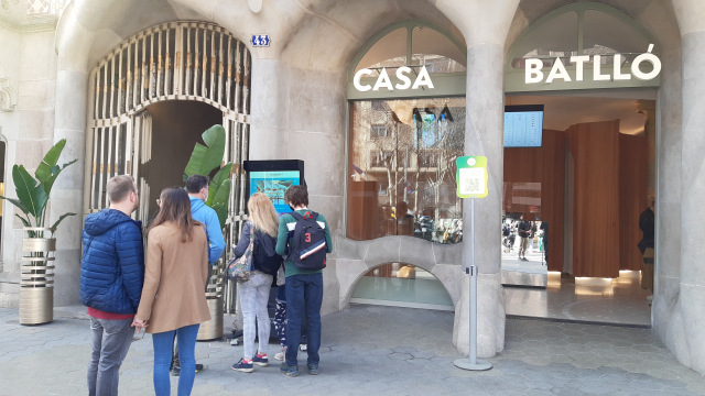 스페인 바르셀로나에 위치한 카사바트요 입구에서 관광객들이 라젠의 인터랙티브 키오스크를 이용하고 있다. 사진 제공=무협