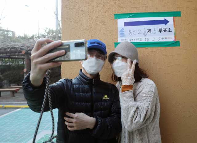 제20대 대통령선거 투표일인 9일 오전 광주 남구 불로초등학교 투표소에서 유권자가 투표를 마치고 인증샷을 찍고 있다. 광주=연합뉴스