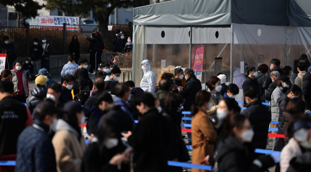 코로나19 신규 확진자 수가 역대 최다인 34만 2446명을 기록한 9일 서울 잠실종합운동장 제2주차장 임시 선별검사소를 찾은 시민들이 코로나19 검사를 위해 대기하고 있다. 연합뉴스